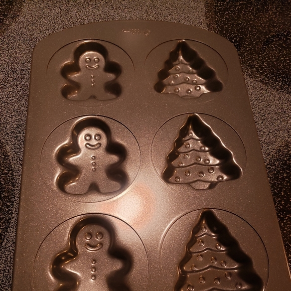 2 new Christmas muffin/cookie pans.  Excellent condition. Never used. - Picture 1 of 8